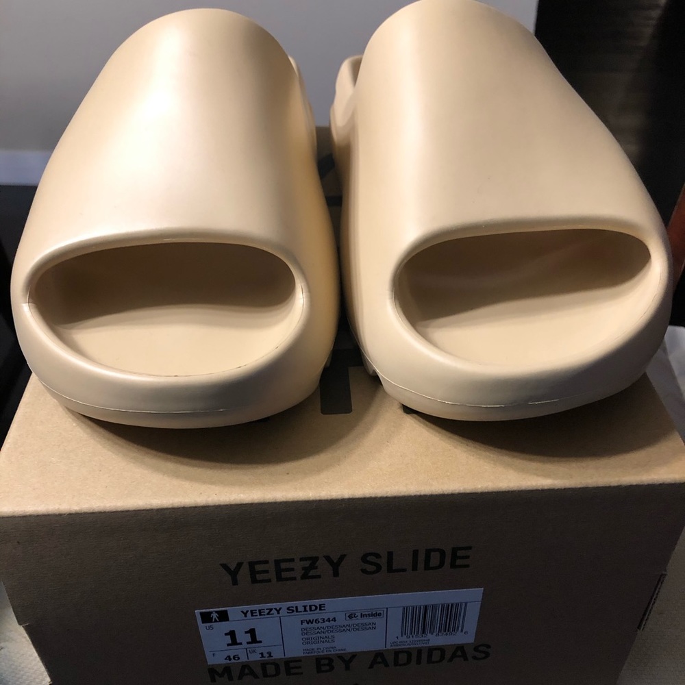 Authentic YEEZY SLIDE (used) size 11 desert sand